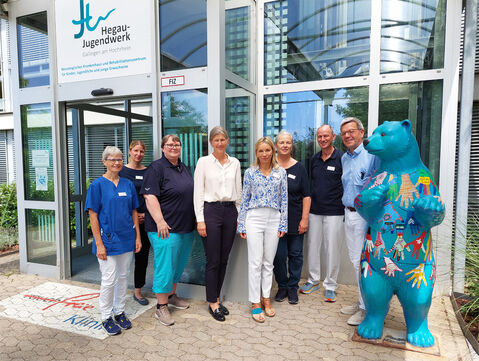  Bild v.l.n.r.: Dr.-medic/IM Temeschburg Christine Schweikle (Leitende Ärztin Neurologie), Petra Wirth (Stationsleiterin), Ursula Lechte (Berufstherapeutin), Dr. Ann-Veruschka Jurisch (MdB), Barbara Martetschläger (Kaufmännische Direktorin), Ina Rathje (Pflegedirektorin), Stefan Daub (Leiter Physio- und Sporttherapie) und Dr. med. Axel Galler (Ärztlicher Direktor/Chefarzt Neuropädiatrie) Foto: Tanja Kranz HJW